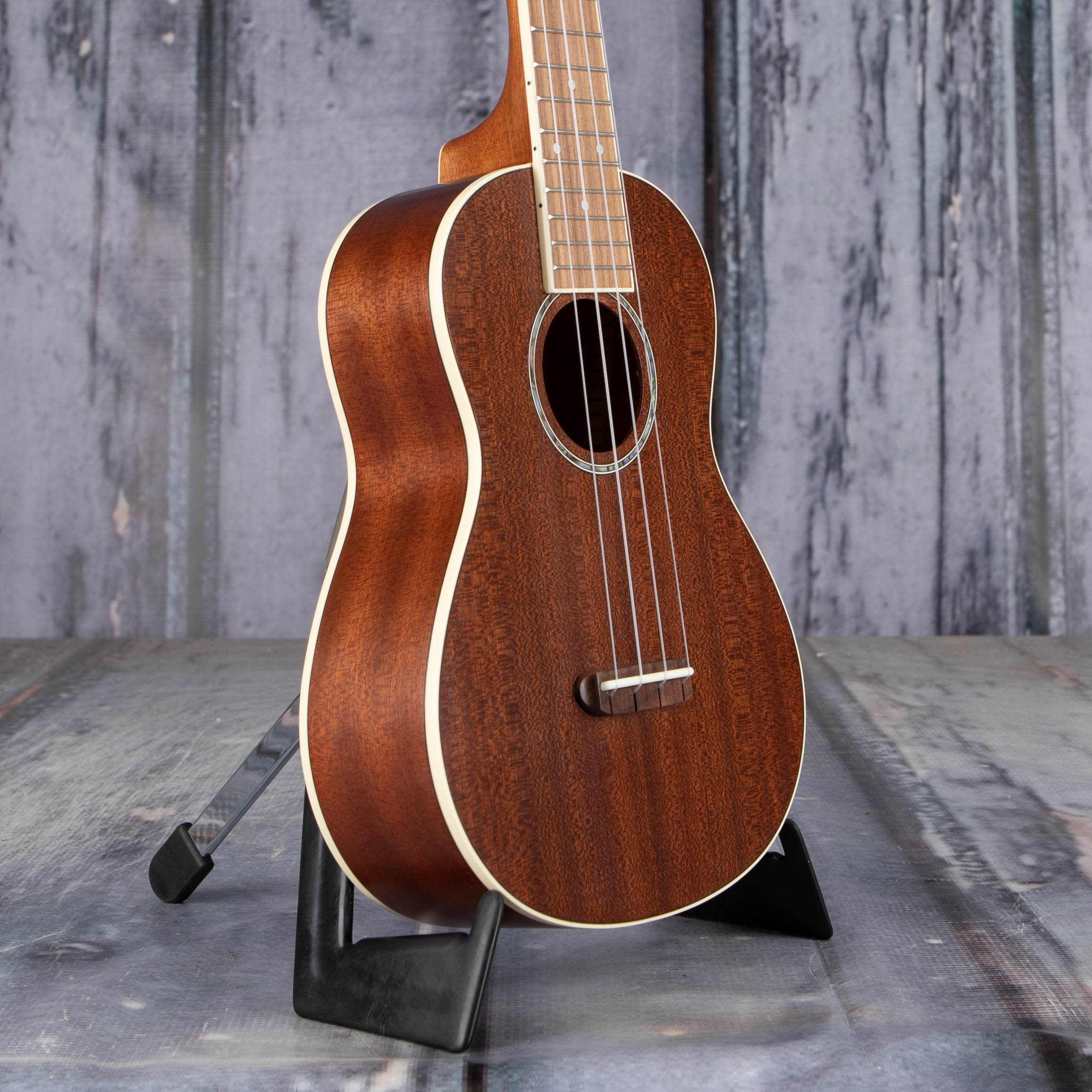 Fender Zuma Concert Ukulele, Natural, angle