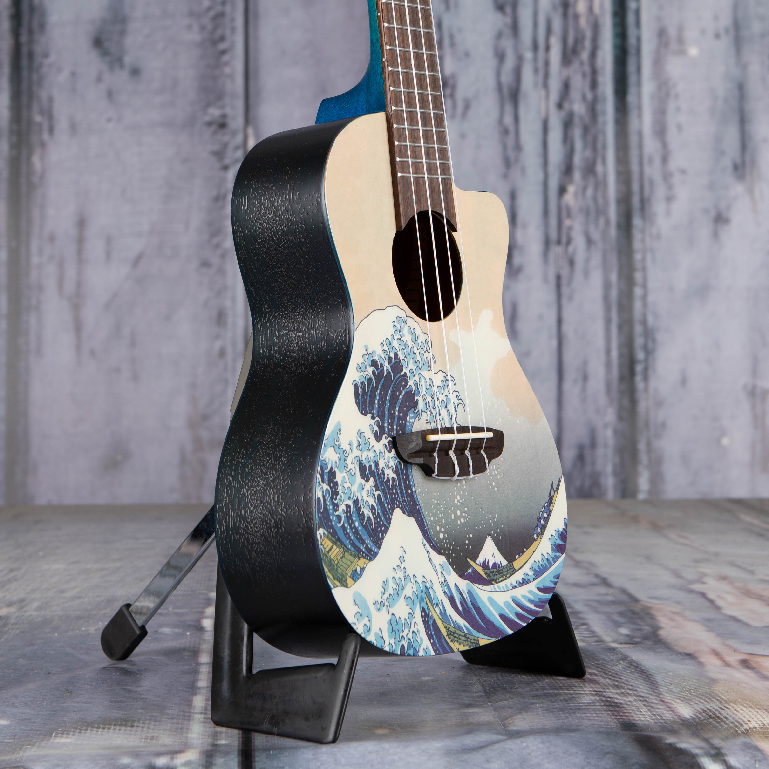 Luna Great Wave Concert Ukulele, Natural, angle