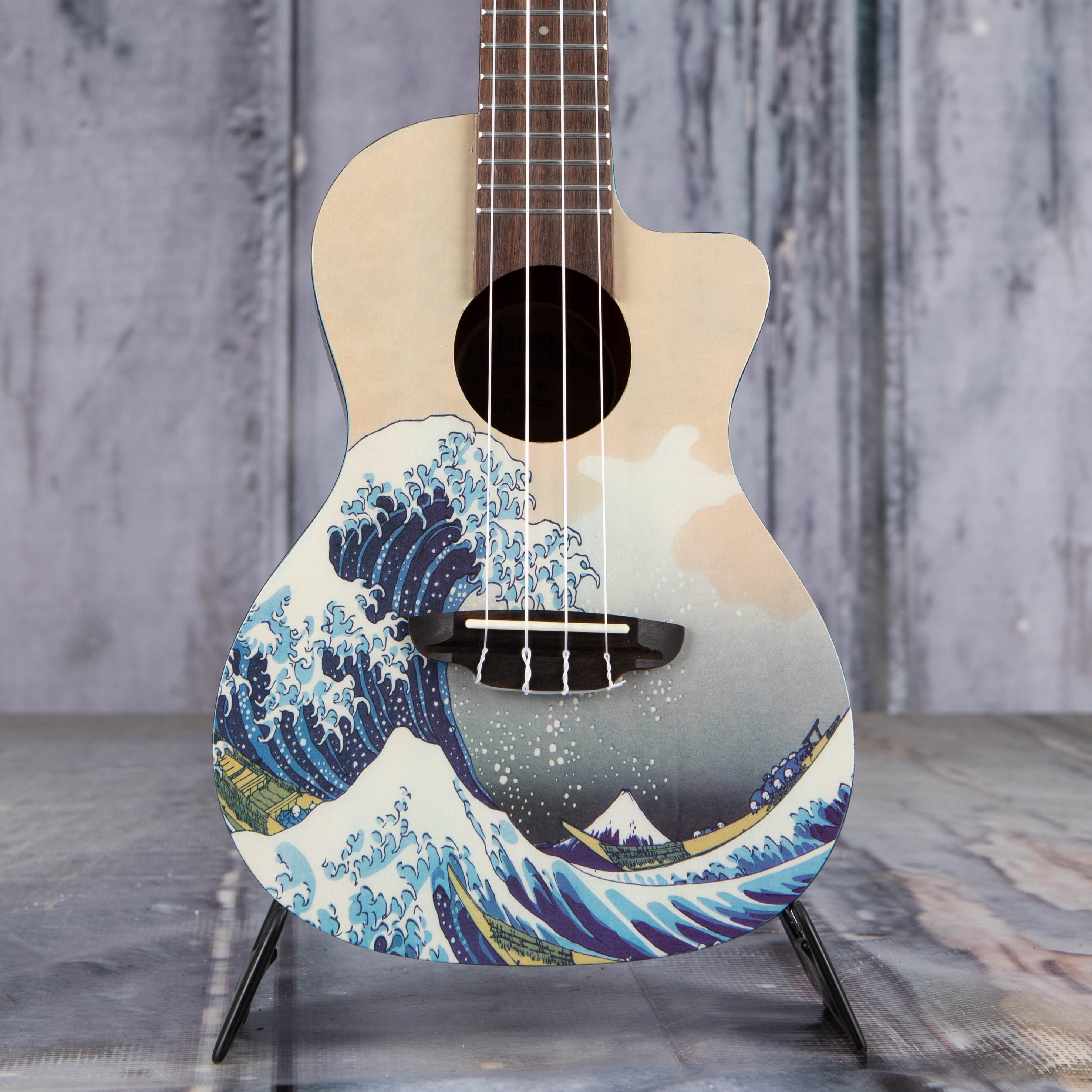 Luna Great Wave Concert Ukulele, Natural, front closeup