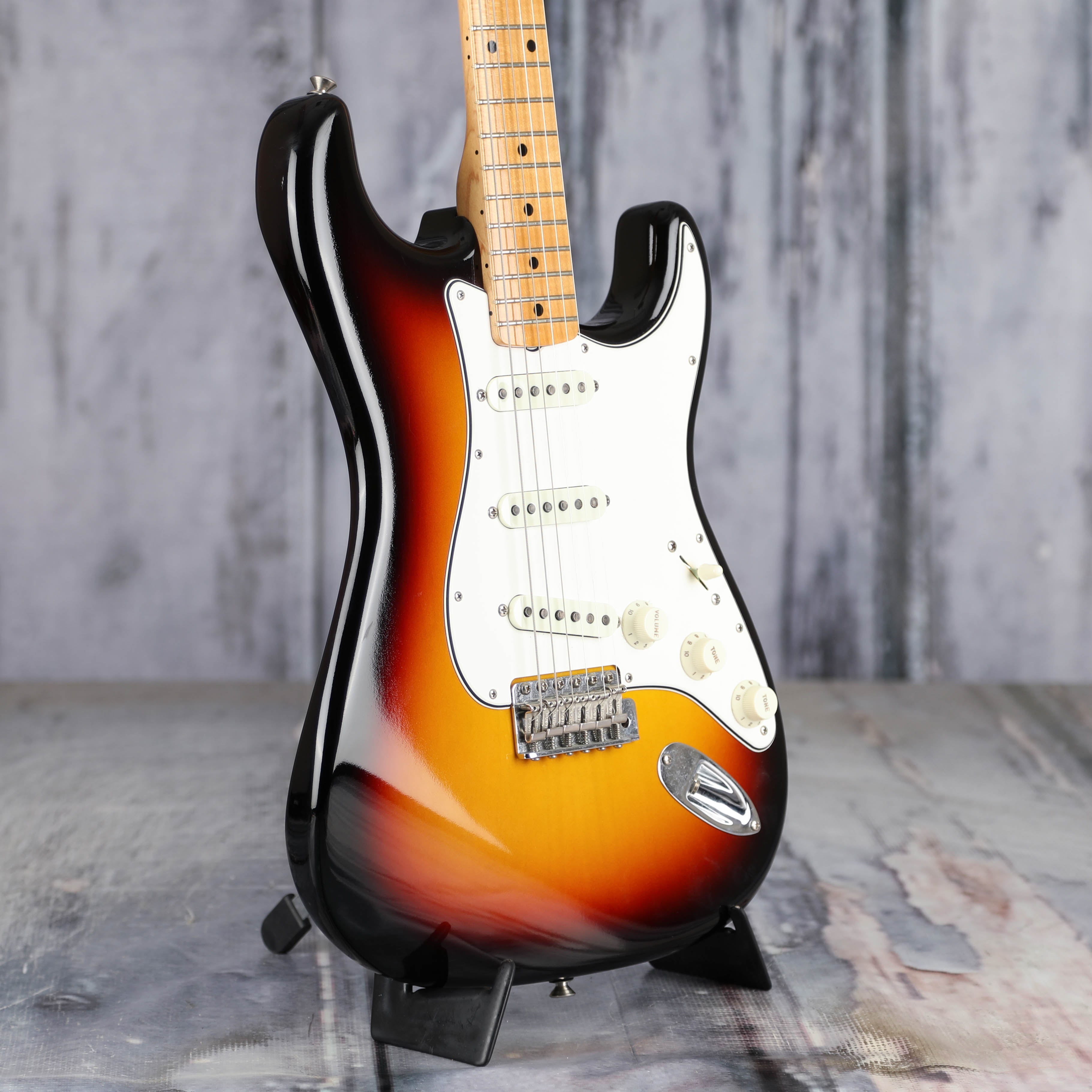Used Fender Custom Shop Vintage Custom '62 Stratocaster Electric Guitar, 2019, 3-Color Sunburst, angle
