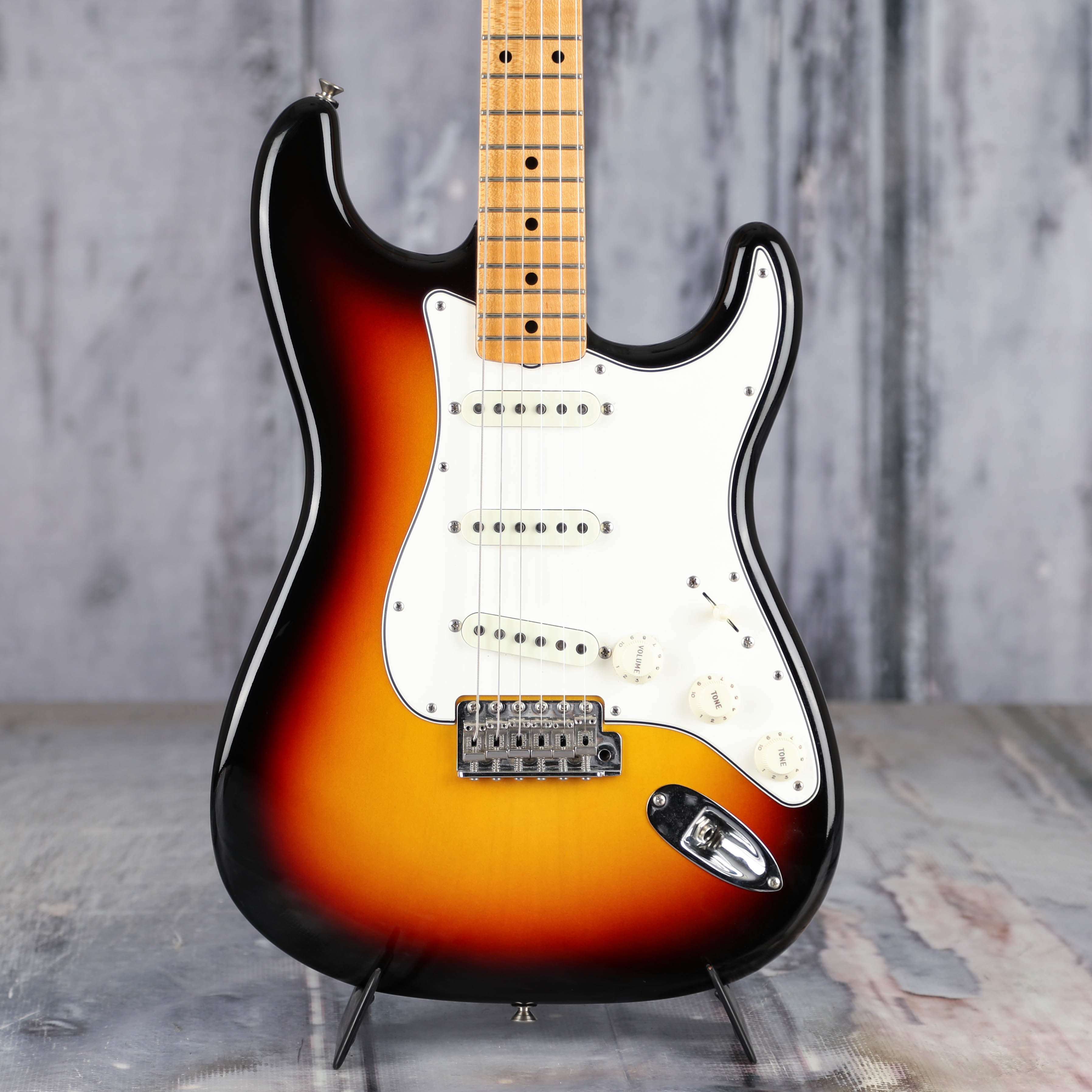 Used Fender Custom Shop Vintage Custom '62 Stratocaster Electric Guitar, 2019, 3-Color Sunburst, front closeup
