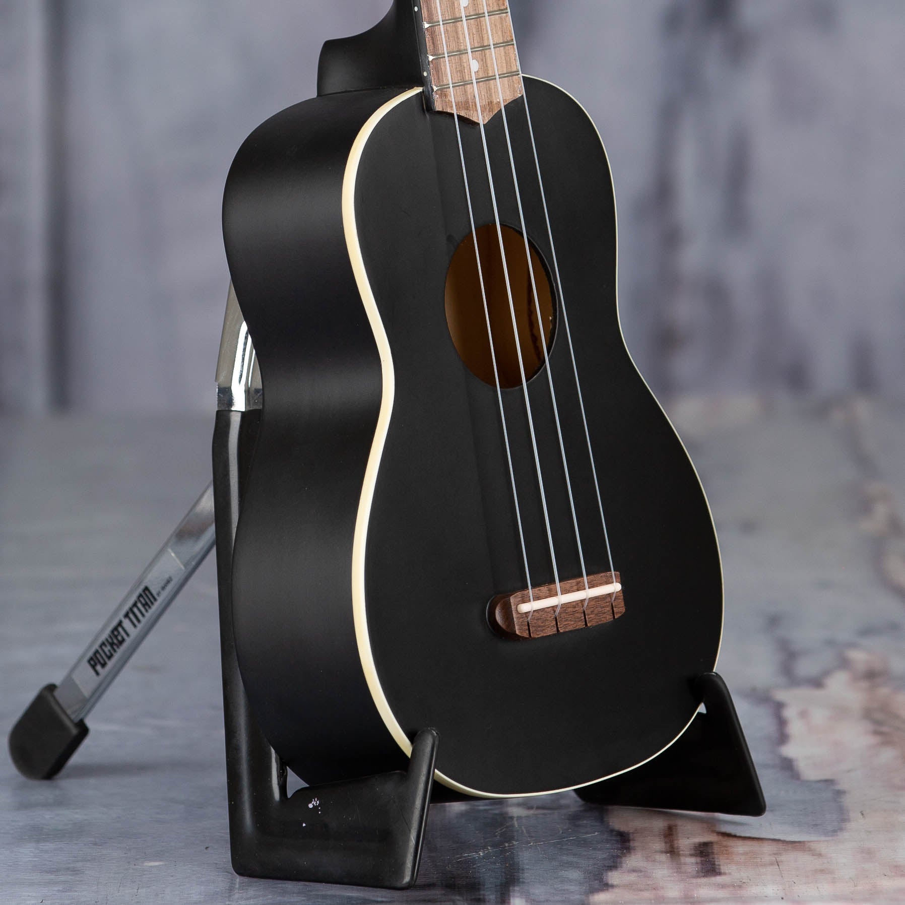 Fender Venice Soprano Ukulele, Black, angle