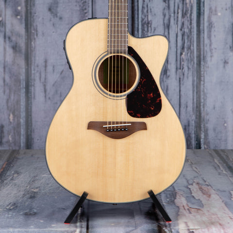 Yamaha FSX800C Concert Cutaway Acoustic/Electric Guitar, Natural, front closeup