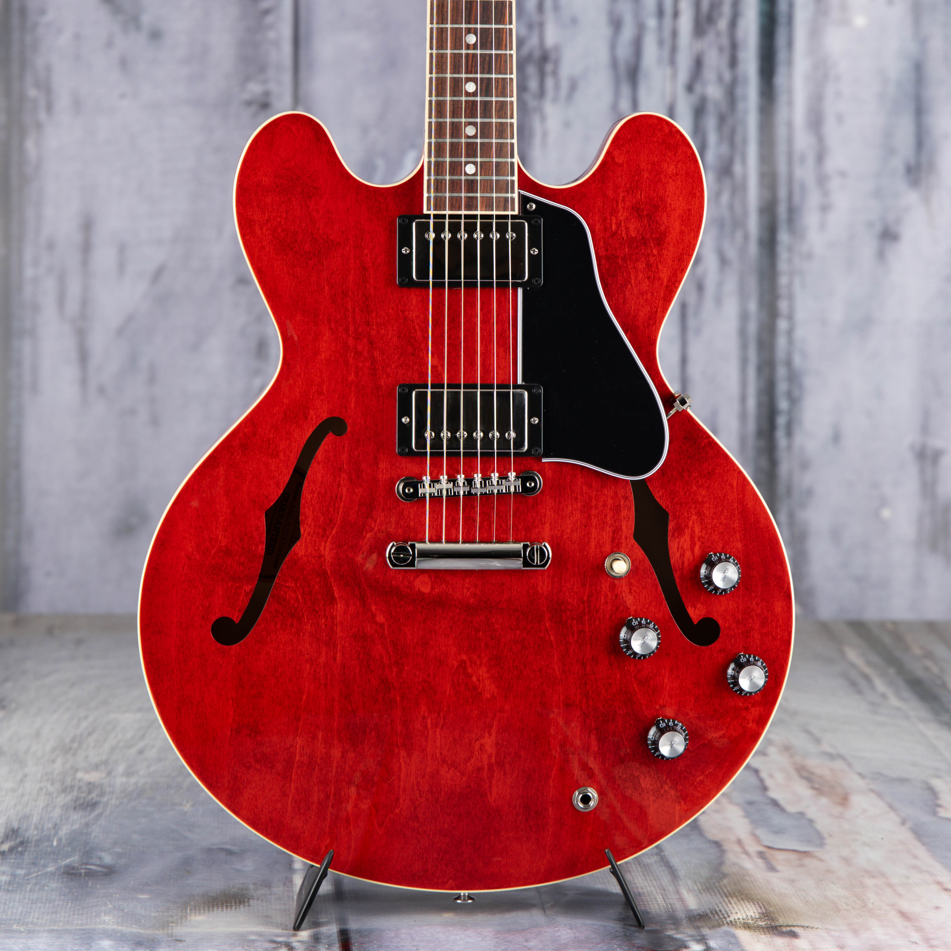 Gibson ES-335 Semi-Hollowbody Guitar, Sixties Cherry, front closeup