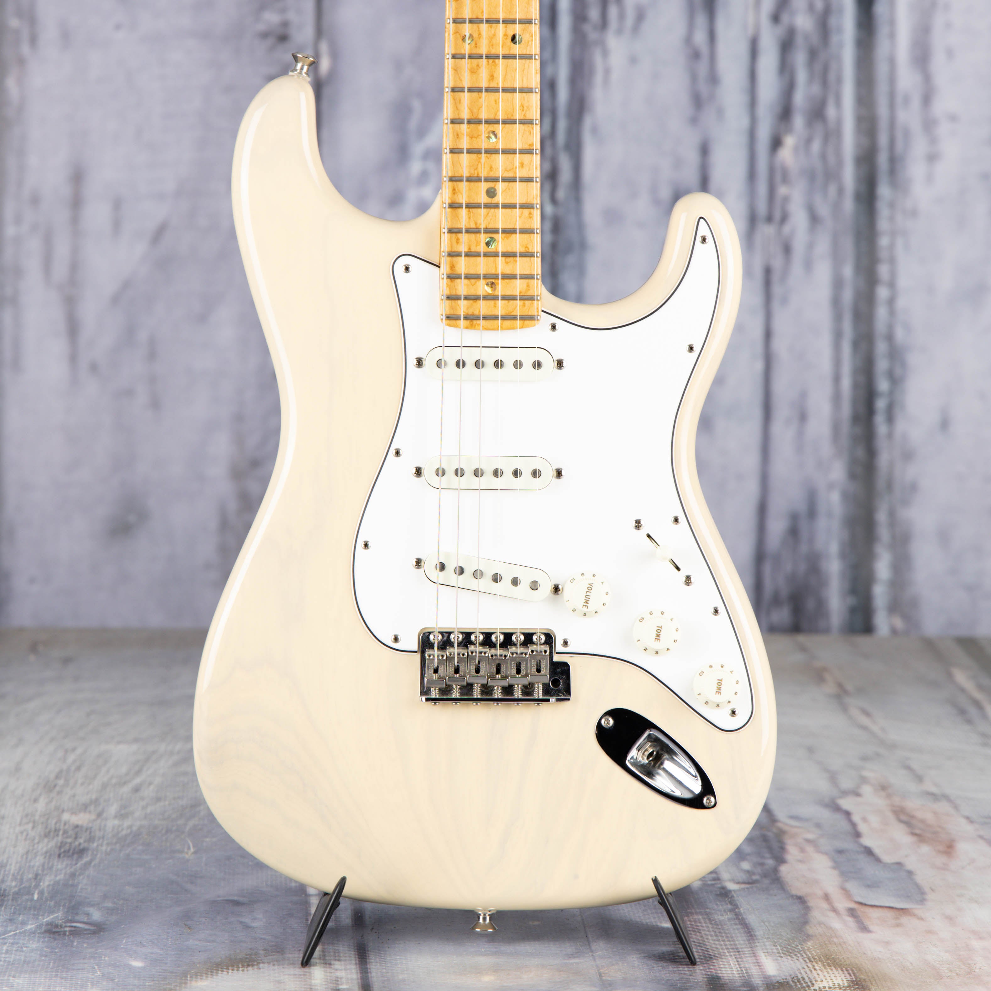 Used Fender Custom Shop American Custom Stratocaster NOS Electric Guitar, 2020, Vintage Blonde, front closeup
