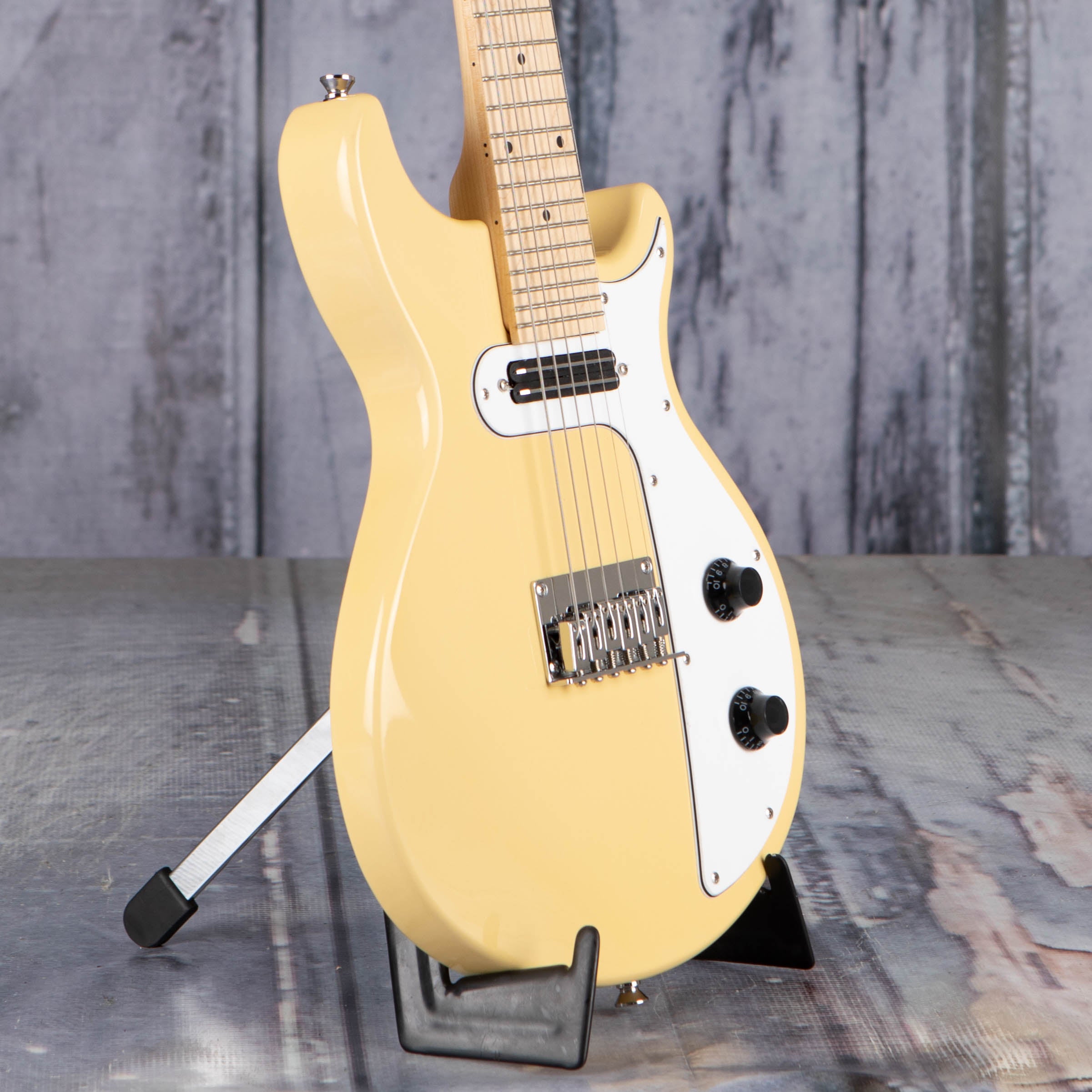 Used Gold Tone GME-6 Mandolin-Guitar, Cream Gloss, angle