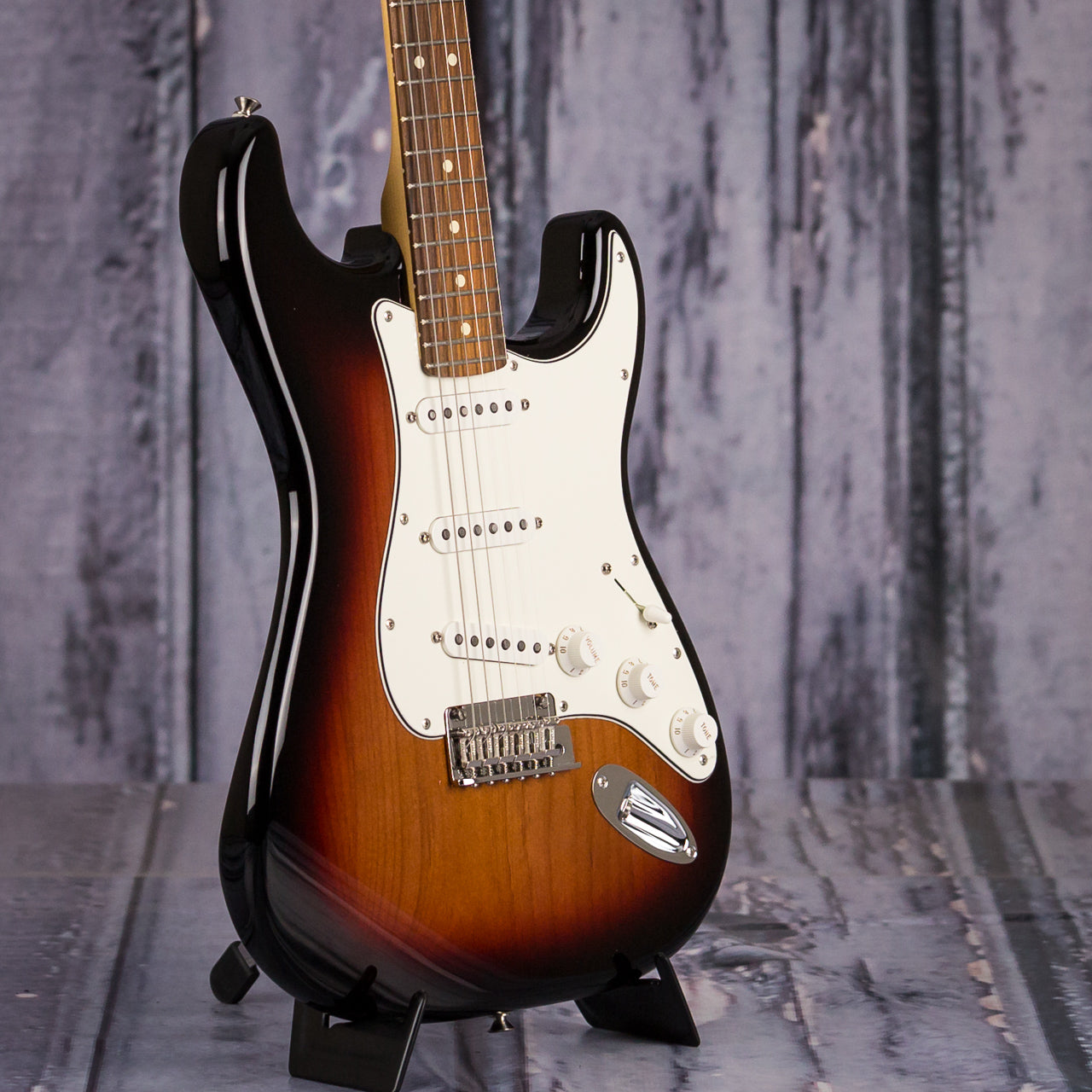 Fender Player Series Stratocaster, Pau Ferro Fingerboard, 3-Color Sunburst, angle