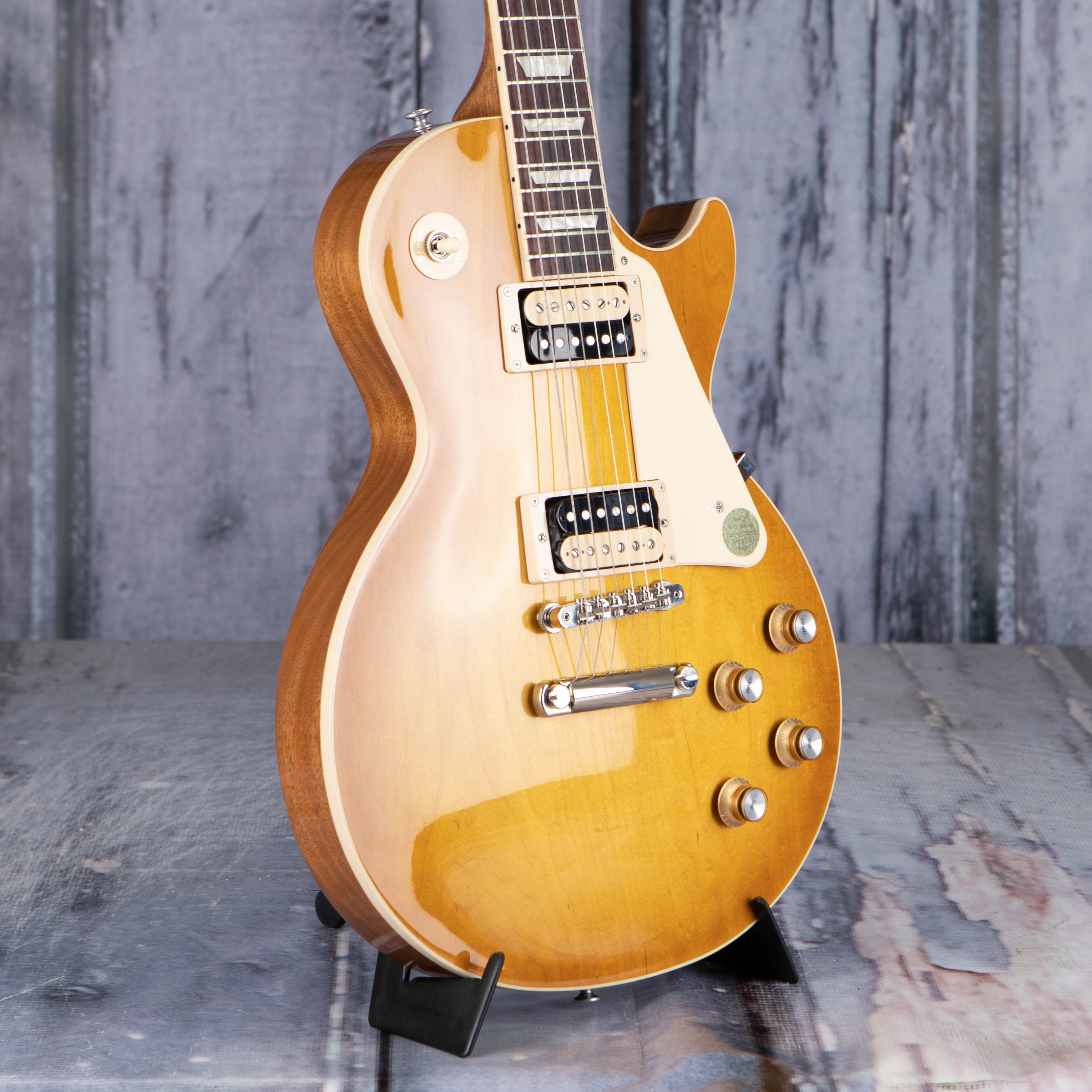 Gibson USA Les Paul Classic Electric Guitar, Honeyburst, angle