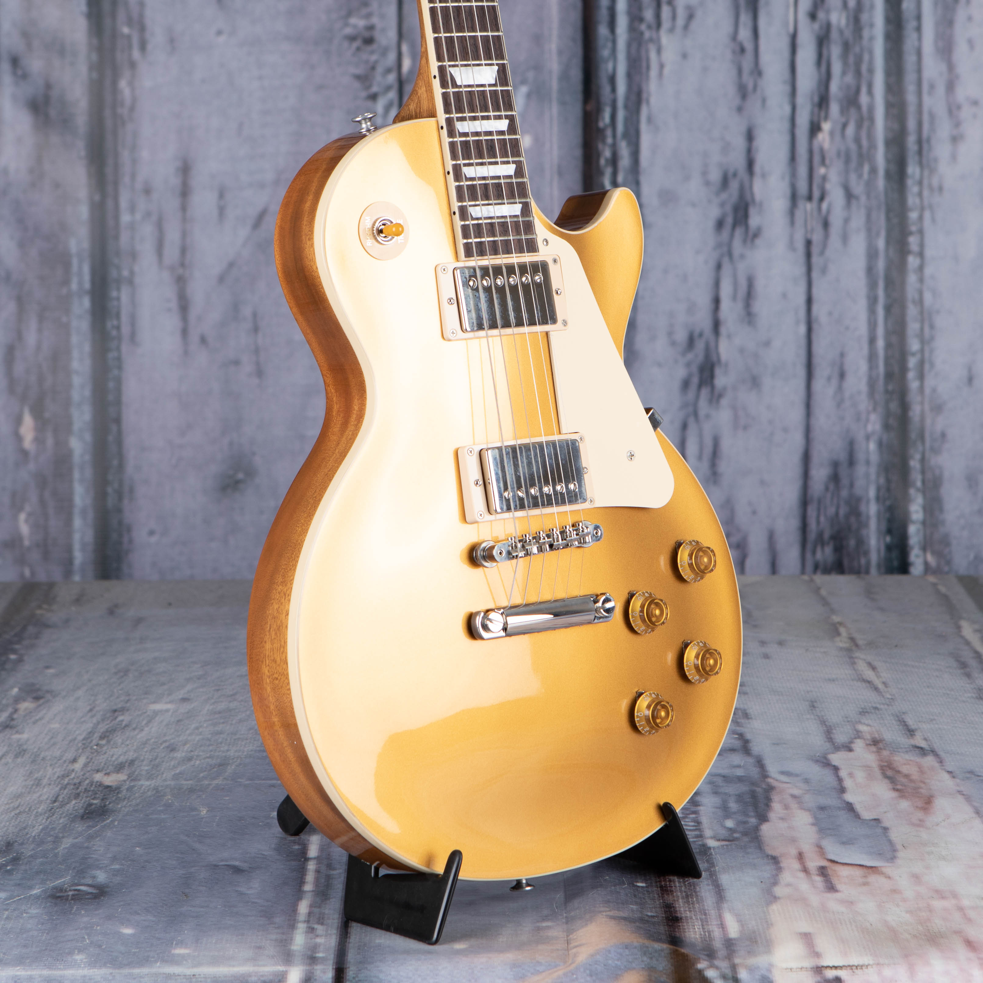 Gibson USA Les Paul Standard '50s Electric Guitar, Gold Top, angle